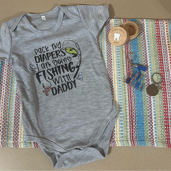 Baby Boy 12-18 Mos Fishing w/Daddy Onesie, Keychain Set, and Tooth Fairy Box - Picture 2 of 7